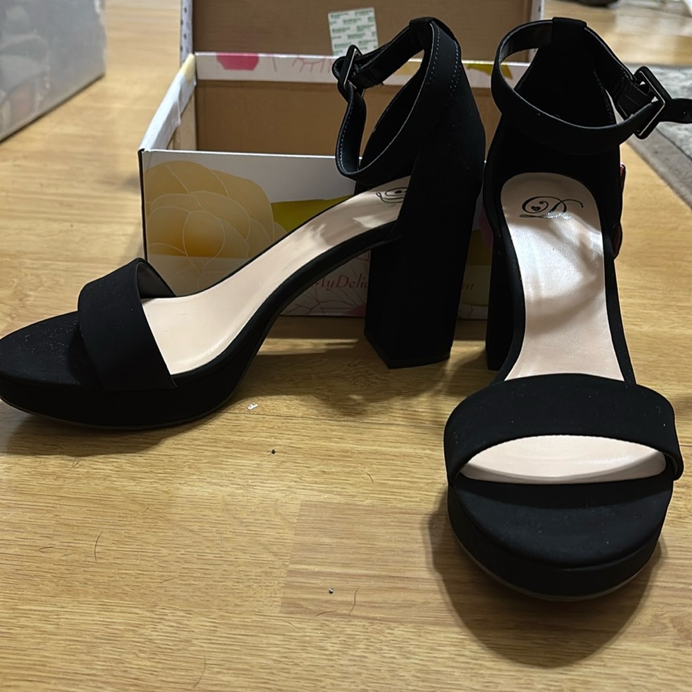 Womens Heart in D platform chunky heels size 9 New w/tags